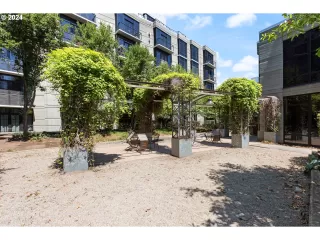 Photo #4: 24106337 Listing