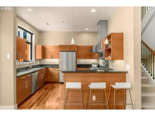 Photo #5: 24107088 Listing