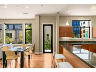 Photo #6: 24107088 Listing