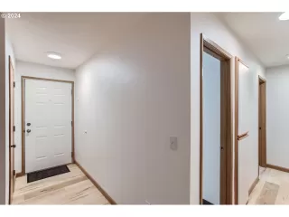 Photo #4: 24107120 Listing