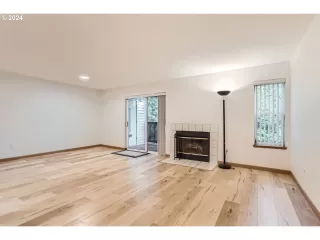 Photo #5: 24107120 Listing