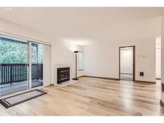 Photo #6: 24107120 Listing