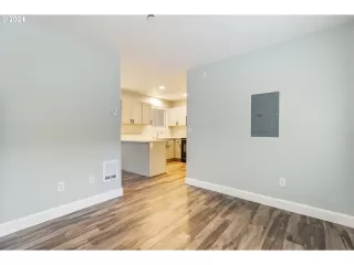 Photo #6: 24108469 Listing