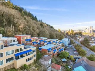 Photo #5: 24110025 Listing