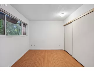 Photo #6: 24110025 Listing