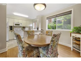 Photo #5: 24113430 Listing