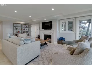 Photo #4: 24114996 Listing