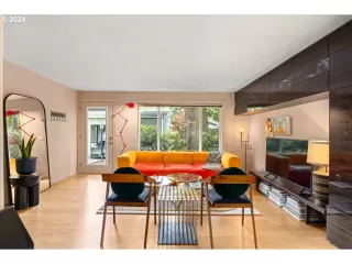 Photo #5: 24115115 Listing