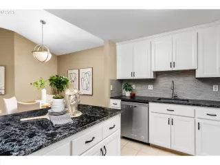 Photo #5: 24115982 Listing 