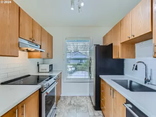 Photo #4: 24115998 Listing