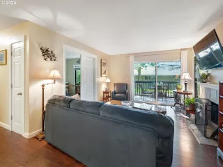 Photo #4: 24116608 Listing