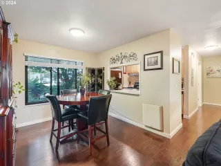 Photo #6: 24116608 Listing