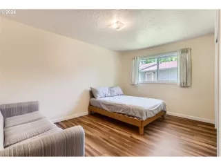 Photo #6: 24117610 Listing