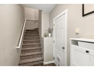 Photo #4: 24118599 Listing