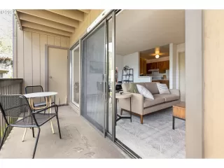 Photo #3: 24118774 Listing