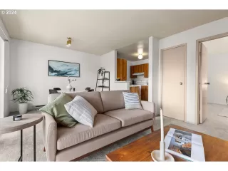 Photo #4: 24118774 Listing