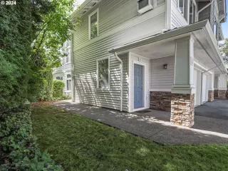 Photo #3: 24118794 Listing