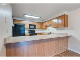 Photo #5: 24118886 Listing