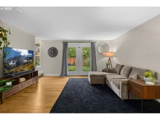 Photo #6: 24121001 Listing 