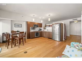 Photo #5: 24122857 Listing