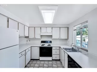 Photo #5: 24124221 Listing