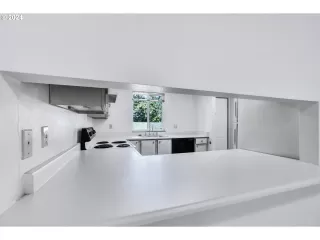 Photo #6: 24124221 Listing