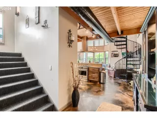 Photo #3: 24124346 Listing