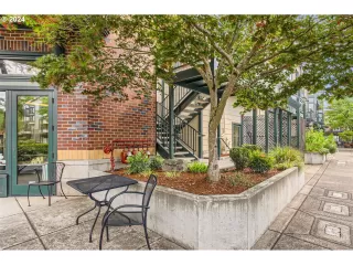 Photo #4: 24124346 Listing