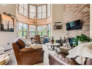 Photo #5: 24124346 Listing