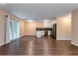 Photo #4: 24126404 Listing