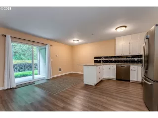 Photo #5: 24126404 Listing