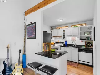 Photo #5: 24128678 Listing