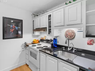 Photo #6: 24128678 Listing