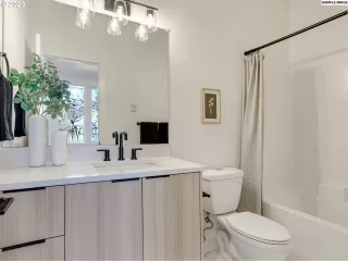 Photo #5: 24128778 Listing