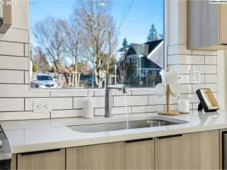 Photo #6: 24128778 Listing