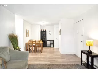 Photo #5: 24128918 Listing