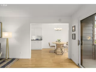 Photo #4: 24129323 Listing