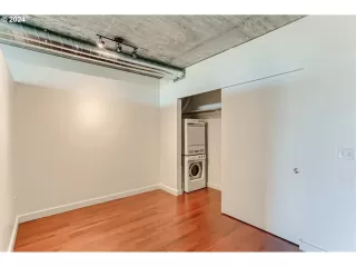 Photo #6: 24131715 Listing