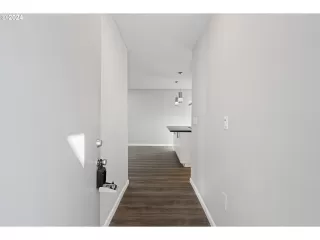 Photo #6: 24132352 Listing 