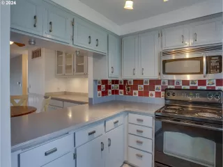 Photo #4: 24132538 Listing