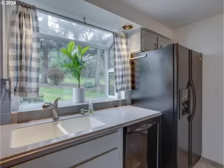 Photo #5: 24132538 Listing