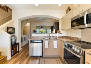 Photo #5: 24134860 Listing