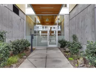 Photo #2: 24136324 Listing