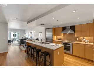 Photo #5: 24137103 Listing