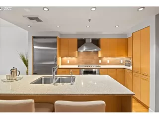 Photo #6: 24137103 Listing