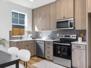 Photo #6: 24138501 Listing