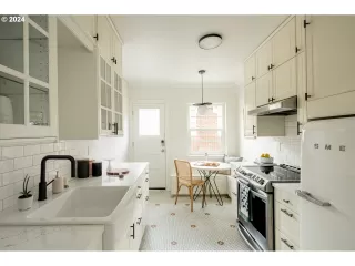 Photo #5: 24142345 Listing