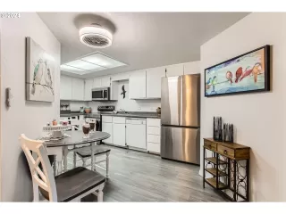 Photo #5: 24143036 Listing