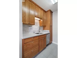 Photo #5: 24143638 Listing