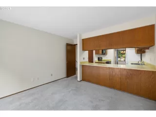 Photo #5: 24146572 Listing